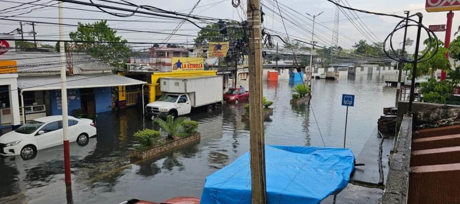 Tromba sorprende a Jalapa, derriba &aacute;rboles y genera fallas de energ&iacute;a