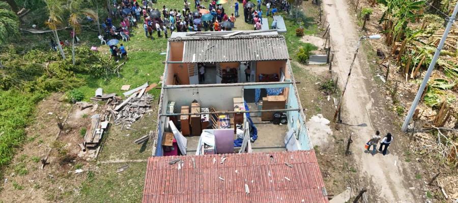 Apoyan con láminas a familias de Centro afectadas por tromba del miércoles Apoyan con láminas a familias de Centro afectadas por tromba del miércoles