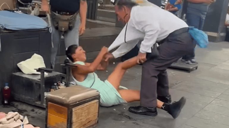 Hombre golpea a mujer en pleno Parque Juárez