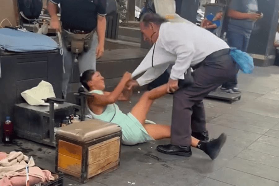 Hombre golpea a mujer en pleno Parque Juárez Hombre golpea a mujer en pleno Parque Juárez