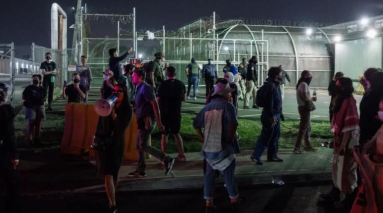 Escapan 4 personas en centro de detención migrante en Newark, Nueva Jersey, tras disturbios al interior