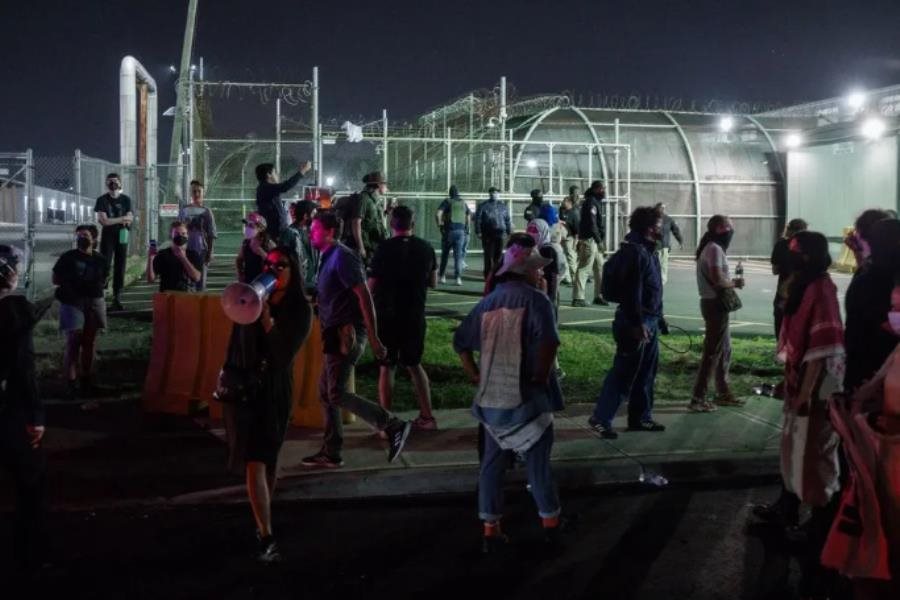 Escapan 4 personas en centro de detención migrante en Newark, Nueva Jersey, tras disturbios al interior Escapan 4 personas en centro de detención migrante en Newark, Nueva Jersey, tras disturbios al interior