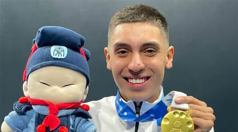 Mexicano Diego Villalobos gana oro en Copa del Mundo de Natación Artística en China