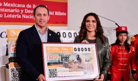 Devela LMB billete de Lotería Nacional y libro en conmemoración de su Centenario