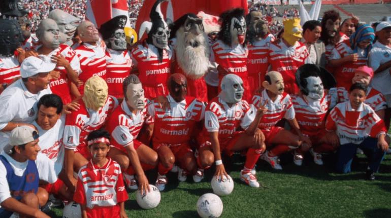 Toros Neza y Reebok lanzan emblemático jersey de los años 90