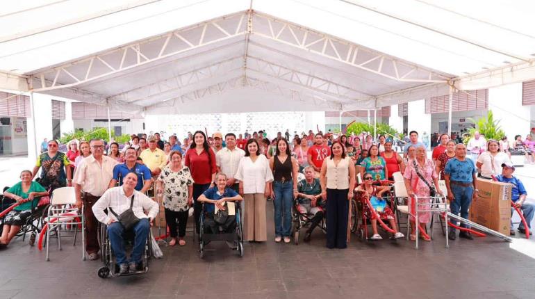 Yolanda Osuna entrega aparatos ortopédicos a beneficiarios