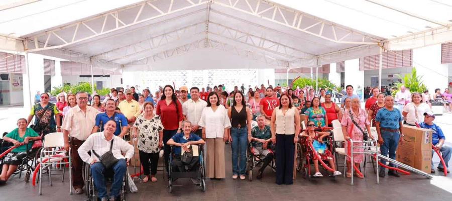 Yolanda Osuna entrega aparatos ortopédicos a beneficiarios Yolanda Osuna entrega aparatos ortopédicos a beneficiarios