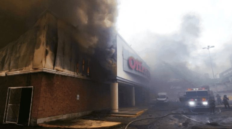 Incendio consume Office Depot en Querétaro; no se registraron heridos