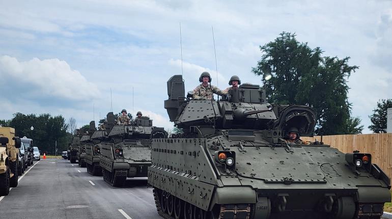 Encabeza Trump desfile militar en medio de protestas y asesinato de congresista