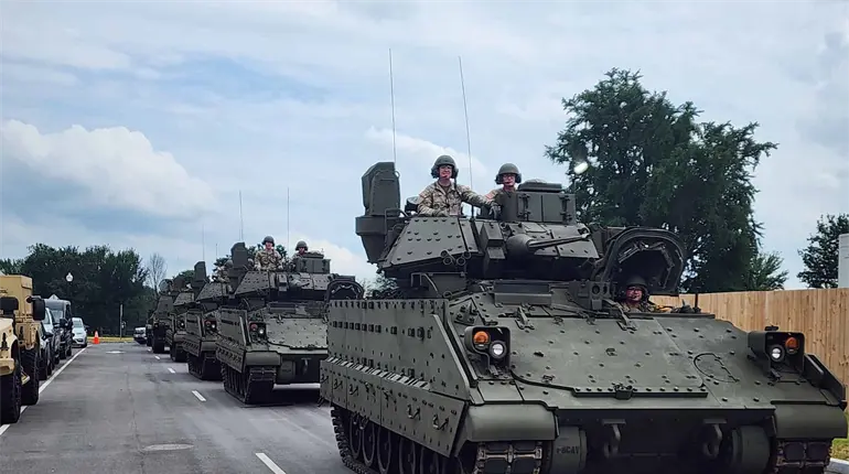 Encabeza Trump desfile militar en medio de protestas y asesinato de congresista