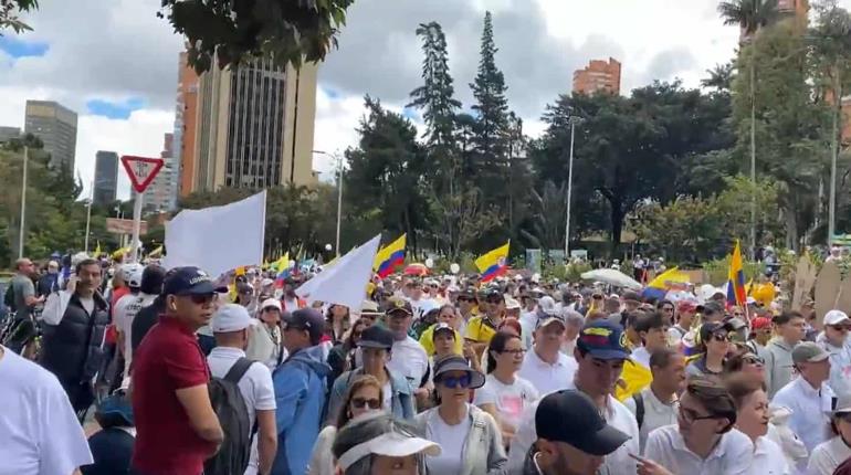 Protestan contra violencia en Colombia, a una semana del atentado contra el precandidato Miguel Uribe