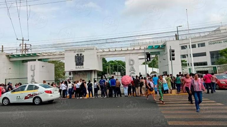 Por seguridad y apoyo moral, abarrotan padres sede de examen de admisión a la UJAT durante el primer día