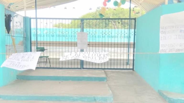 Papás cierran primaria en Valle Real, Pomoca; piden cambio de directora