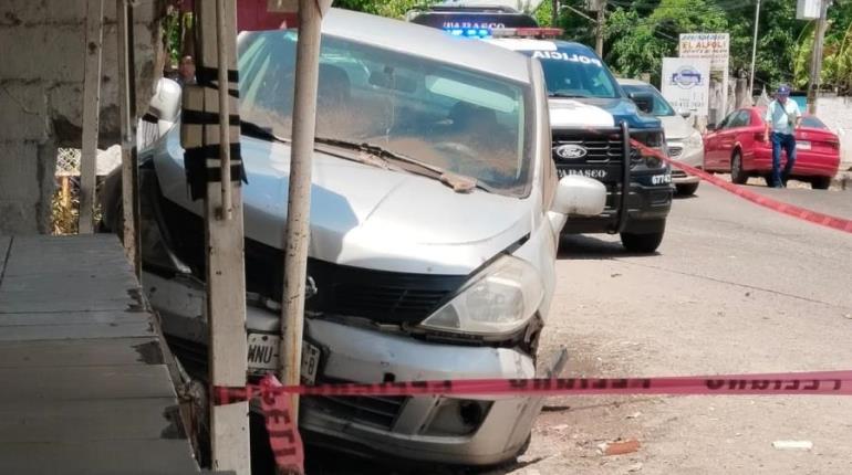 Mujer sufre paro mientras manejaba, choca y se impacta contra negocio; fallece en ranchería de Centro
