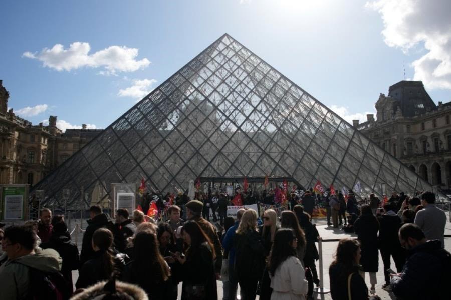 Tras huelga, El Louvre cierra sus puertas de manera inesperada y deja a miles de turistas sin acceso Tras huelga, El Louvre cierra sus puertas de manera inesperada y deja a miles de turistas sin acceso