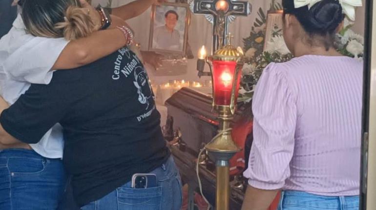 Amigos y vecinos hablan de la persona de Niñón Jr, al asistir a su velorio