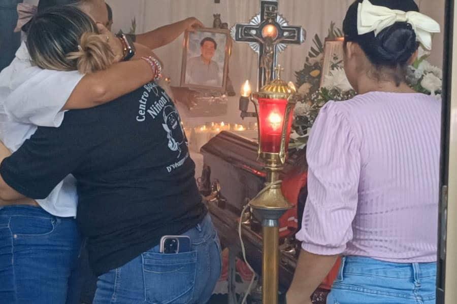 Amigos y vecinos hablan de la persona de Niñón Jr, al asistir a su velorio Amigos y vecinos hablan de la persona de Niñón Jr, al asistir a su velorio