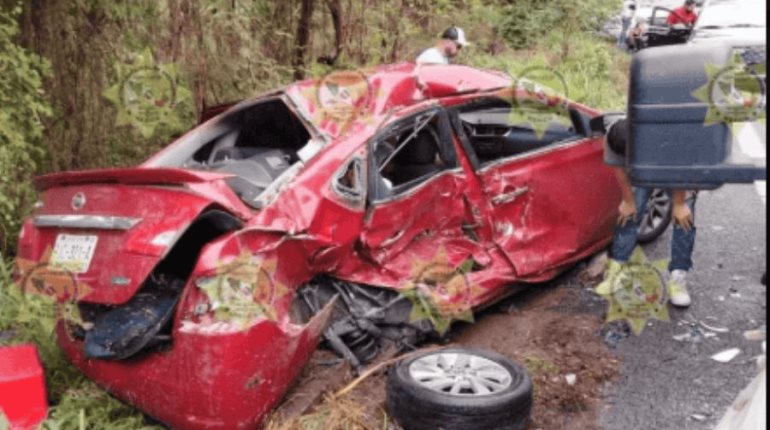 Mueren 2 maestros y 1 intendente en fuerte accidente en Nayarit