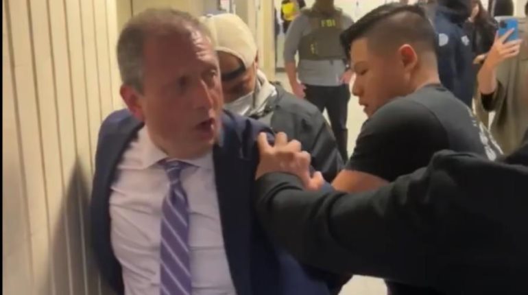 Candidato a alcalde de NY es arrestado por ICE y FBI en una corte de migración
