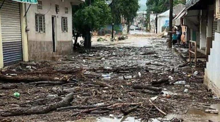 Suspenden clases y vuelos a Guerrero por paso de la tormenta tropical "Erick"