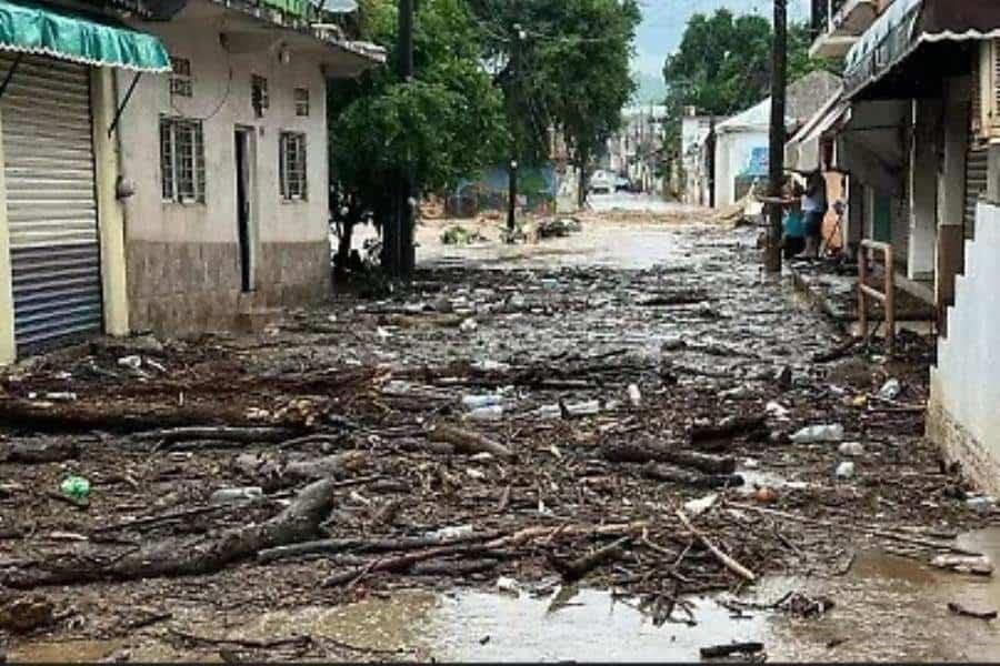 Suspenden clases y vuelos a Guerrero por paso de la tormenta tropical "Erick" Suspenden clases y vuelos a Guerrero por paso de la tormenta tropical "Erick"