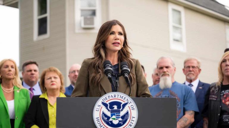 Hospitalizan en Washington a Kristi Noem, secretaria de Seguridad Nacional de EE. UU.