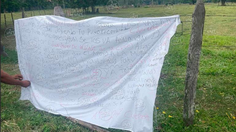 Dejan manta con amenazas en carretera principal de Chacalapa 2da de Jalpa