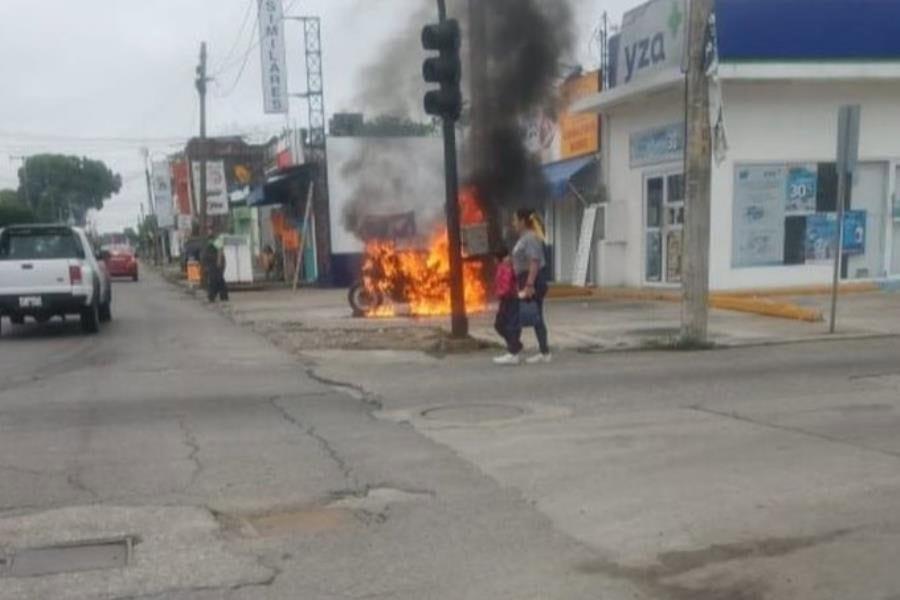Cortocircuito incendia motocicleta en Comalcalco Cortocircuito incendia motocicleta en Comalcalco