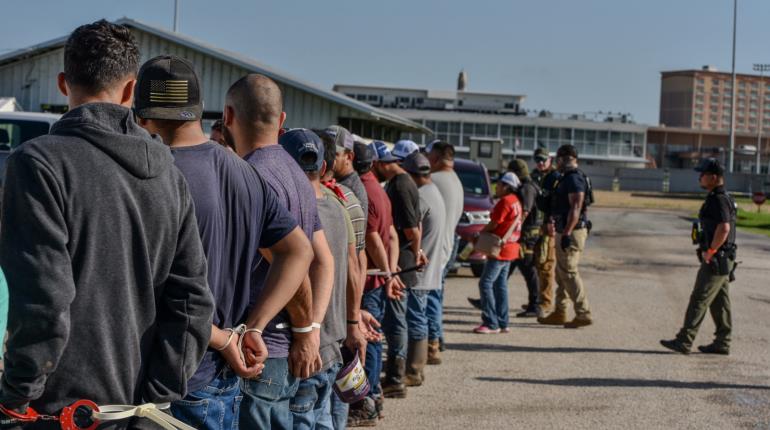 ICE arresta a dos mexicanos y otros 82 migrantes en hipódromo de Louisiana