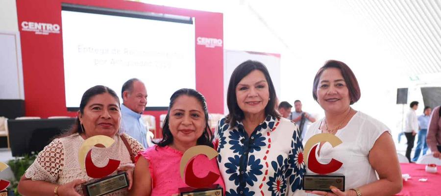 Reconoce Centro a 395 trabajadores del ayuntamiento con antigüedad de 15 a 55 años de servicio Reconoce Centro a 395 trabajadores del ayuntamiento con antigüedad de 15 a 55 años de servicio