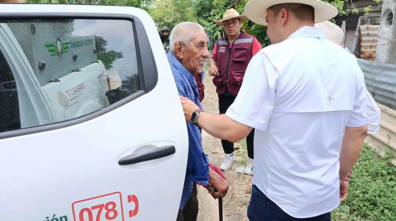 Tabasco dona dos camionetas pick up a Turismo federal