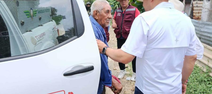 Tabasco dona dos camionetas pick up a Turismo federal Tabasco dona dos camionetas pick up a Turismo federal
