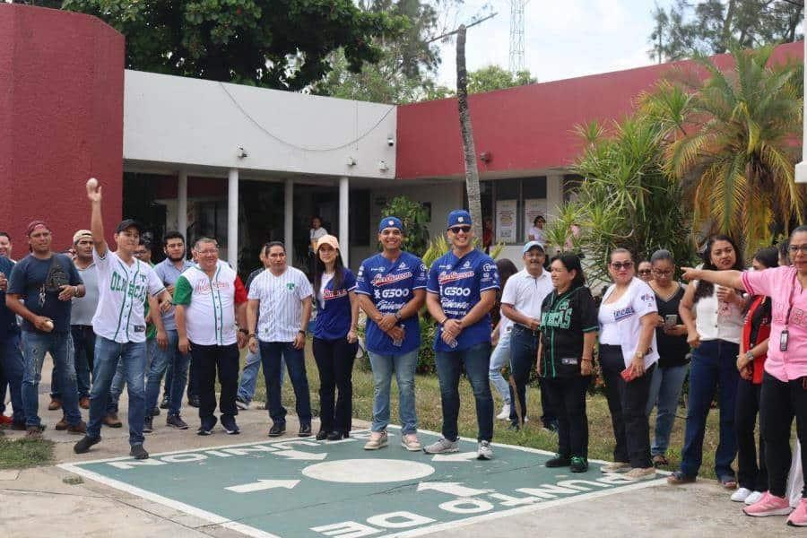 Peloteros de Olmecas conviven con trabajadores del DIF durante festejos del Día del Padre Peloteros de Olmecas conviven con trabajadores del DIF durante festejos del Día del Padre