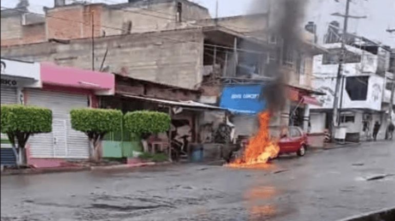 Reportan fuertes enfrentamientos armados e incendios en locales de Zitácuaro, Michoacán