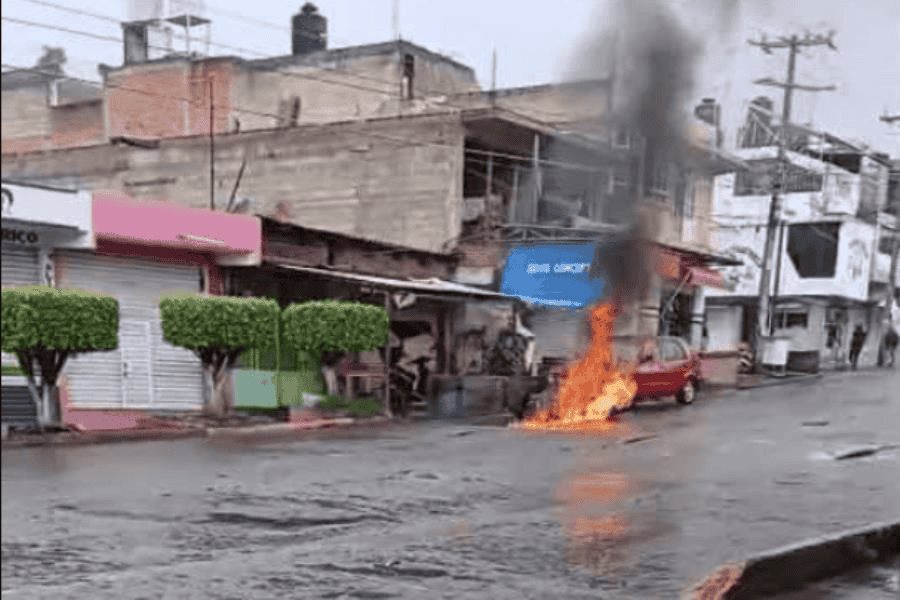 Reportan fuertes enfrentamientos armados e incendios en locales de Zitácuaro, Michoacán