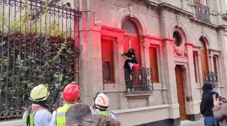Colectivo feminista protesta en la Segob para exigir audiencia por caso de abuso sexual