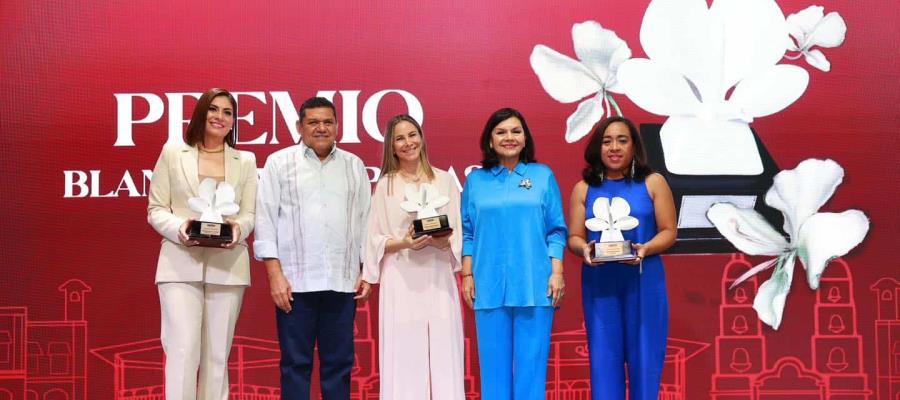 Entregan premio "Blancas Mariposas" por primera vez a tres mujeres en su cuarta edición Entregan premio "Blancas Mariposas" por primera vez a tres mujeres en su cuarta edición