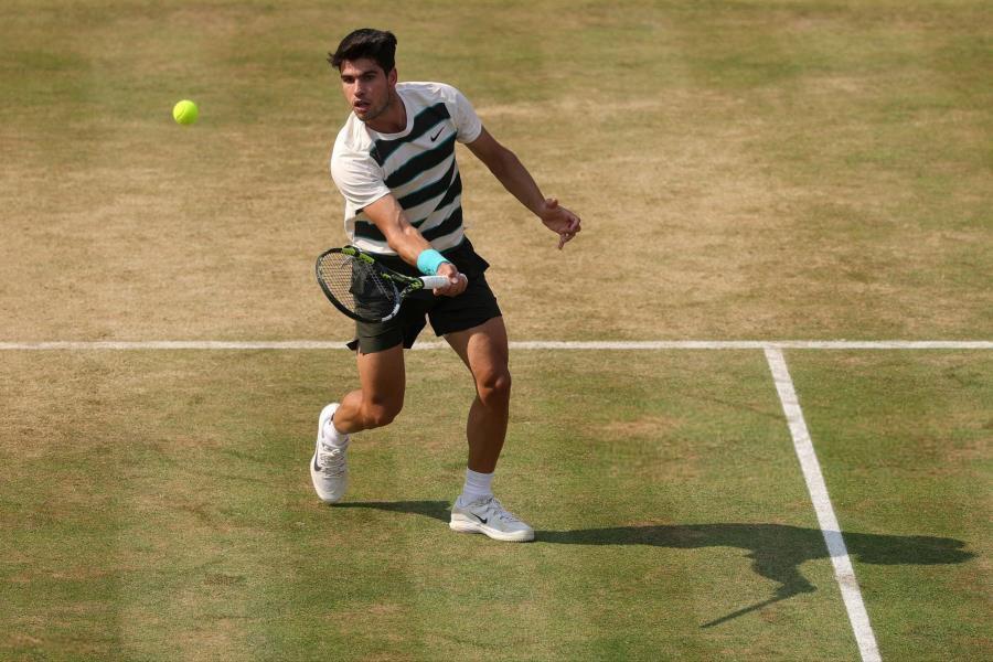 Carlos Alcaraz supera a Rinderknech y se clasifica a semifinales de Queen&acute;s