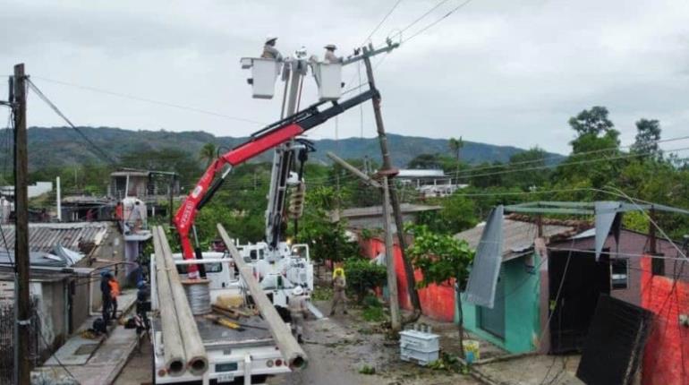 Reporta CFE restablecimiento del 72% del suministro eléctrico tras paso de Erick
