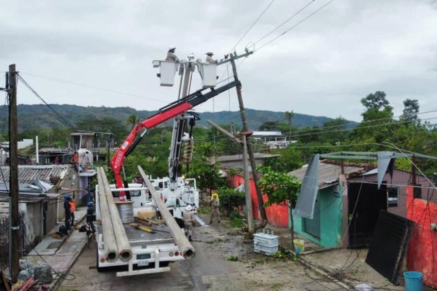 Reporta CFE restablecimiento del 72% del suministro eléctrico tras paso de Erick