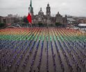 El Zócalo de CDMX se llena de baile y color para formar la bandera LGBT más grande del mundo