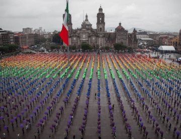 El Zócalo de CDMX se llena de baile y color para formar la bandera LGBT más grande del mundo