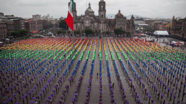 El Zócalo de CDMX se llena de baile y color para formar la bandera LGBT más grande del mundo
