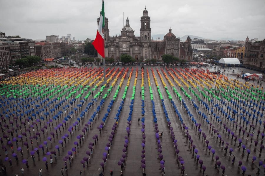 El Zócalo de CDMX se llena de baile y color para formar la bandera LGBT más grande del mundo