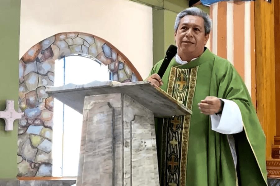Exhorta Padre tiktokero a feligreses trabajar en afianzar su identidad y no avergonzarse de su origen Exhorta Padre tiktokero a feligreses trabajar en afianzar su identidad y no avergonzarse de su origen