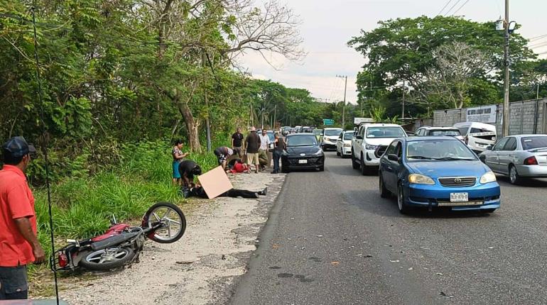 Motociclistas se impactan contra vehículo en la Villahermosa-Nacajuca; hay 2 lesionados