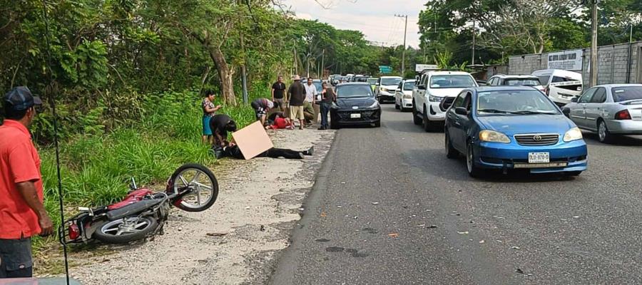 Motociclistas se impactan contra vehículo en la Villahermosa-Nacajuca; hay 2 lesionados Motociclistas se impactan contra vehículo en la Villahermosa-Nacajuca; hay 2 lesionados