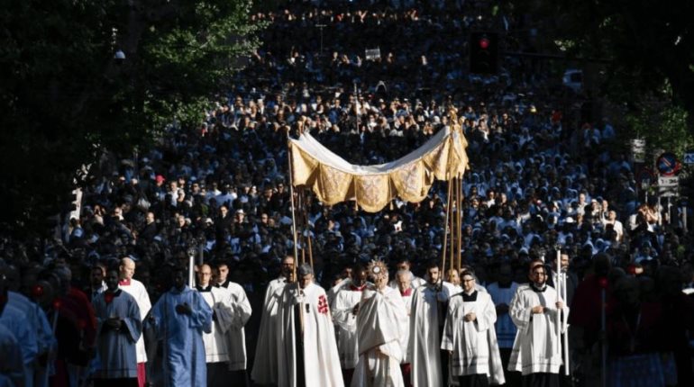 Papa León XIV preside procesión por la festividad de Corpus Christi por las calles de Roma