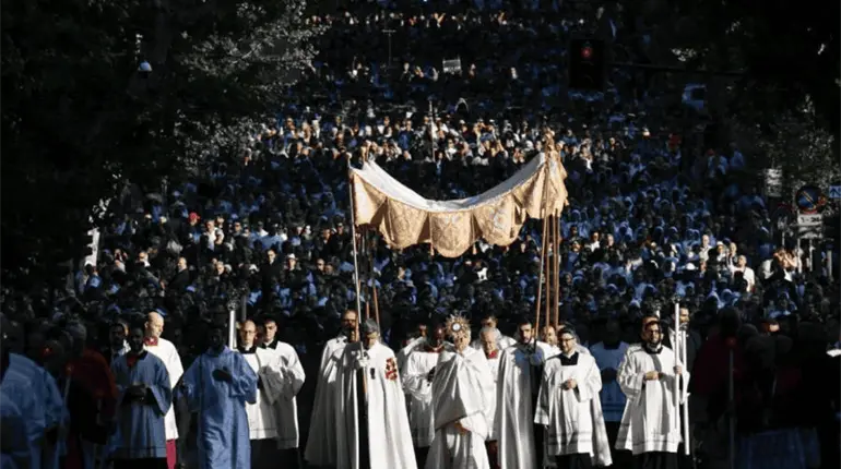 Papa León XIV preside procesión por la festividad de Corpus Christi por las calles de Roma
