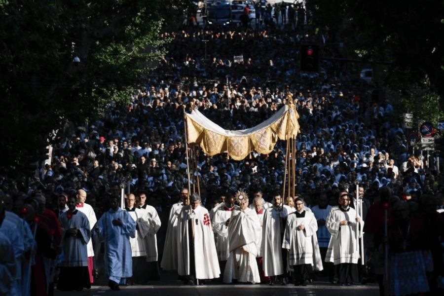 Papa León XIV preside procesión por la festividad de Corpus Christi por las calles de Roma
